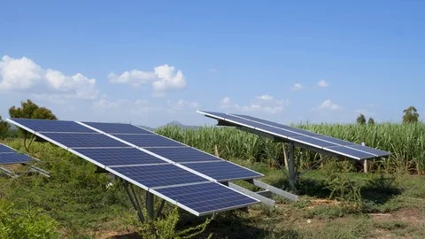 Two solar panels between field on sunny day Vídeo Stock 111303868