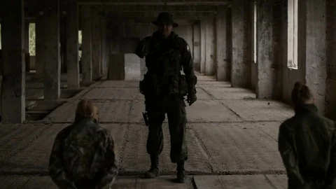 Two soldiers save the prisoners 库存影片 77035877