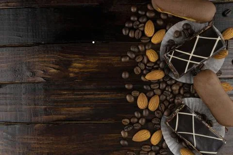 Two sponge cakes and 2 custard cakes with a scattering of coffee beans and al Stock-Fotos