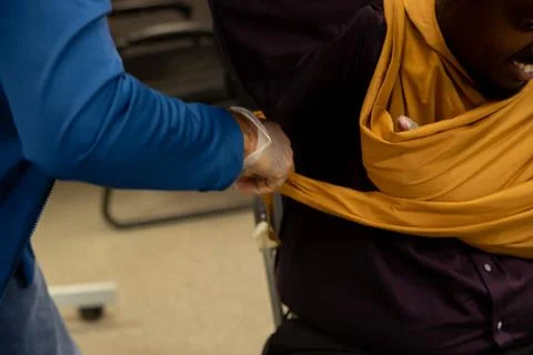 Two staff training to give first aid to arm with broken bones Stockfoto's