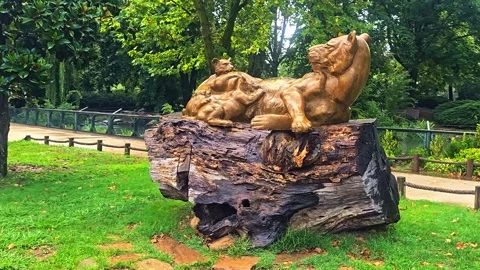Two statues lions on a. Video stock 282631631