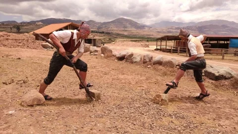 Two statues of working men at a touristic site near Cusco, Peru. Vídeo Stock 288382494