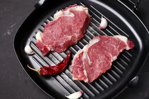 Two steaks in a pan for grilling, macro Foto stock