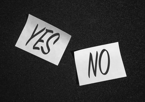 Two  sticky notes on a black background with yes and no Foto stock