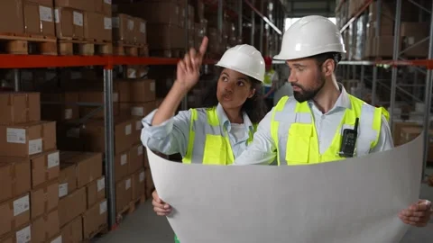 Two storehouse managers discussing logistics plan 스톡 동영상 161948016