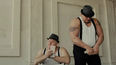 Two strongmen doing a show indoor Vidéo 87839686