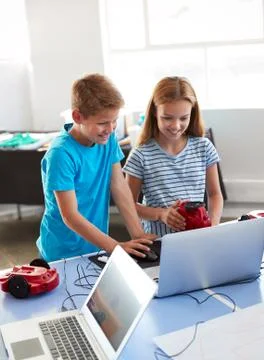 Two Students In After School Computer Coding Class Learning To Program Robot Foto stock