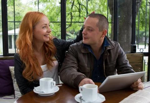 Two students drinking coffee 库存照片