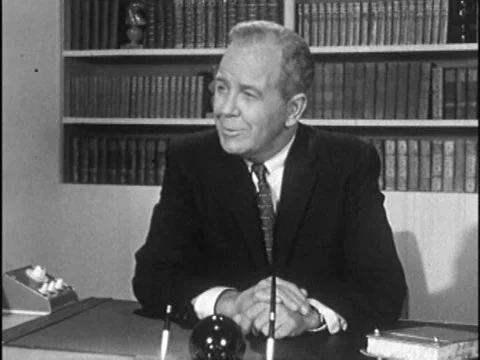 Two students learn (via animated sequence) about how non-installment credit Vídeo Stock 74963987