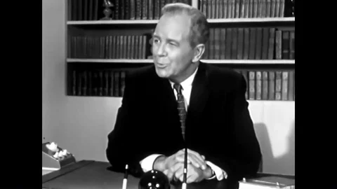 Two students learn (via animated sequence) about how non-installment credit Vídeo Stock 93857520