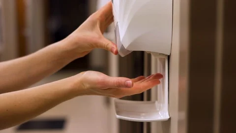 Two styles of using hand pump sanitizer Vídeos de archivo 126422009