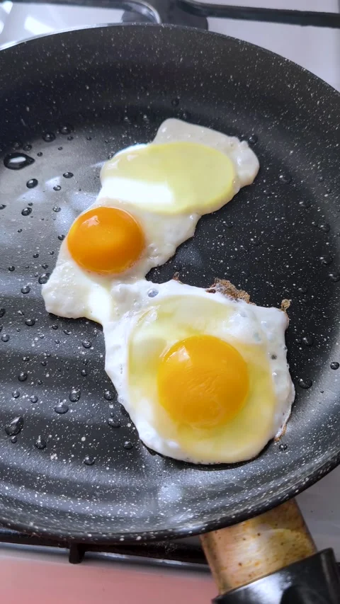 Two Sunny Side Up Eggs Frying In Pan 库存影片 341116837