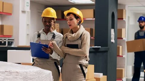 Two supervisors counting boxes of stock merchandise Stockfoto's