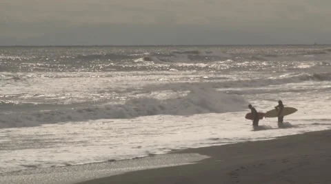 Two surfers contemplate waves Stock-Footage 944215