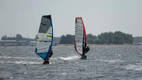 Two surfers in strong winds on the Grevelingen Video stock 253703891