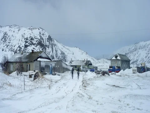 Two surfers with surfboard walking on the snow covered path during winter 库存影片 73290259