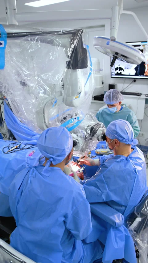 Two surgeons cooperate at surgery using the microscope. Vidéo 293060810