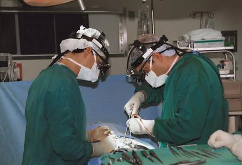 Two surgeons operating Foto stock
