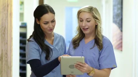 Two surgeons using a tablet together 動画素材 83393760