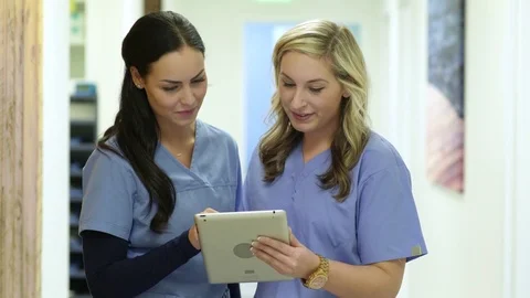 Two surgeons using a tablet together 動画素材 83412854