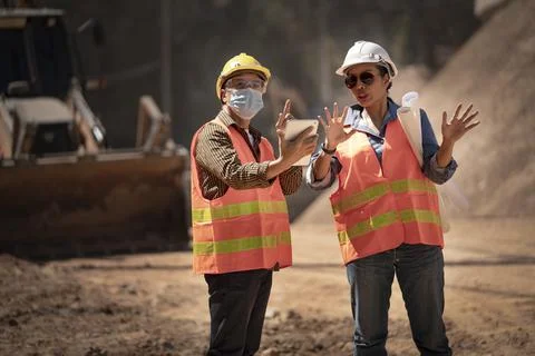 Two Surveyor builder Engineer technician  Business Team discuss plan at new c 스톡 사진