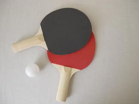 Two table tennis rackets and a tennis ball Foto stock