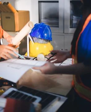 Two technicians inspect server racks in data center with tablet and fiber o.. Foto stock
