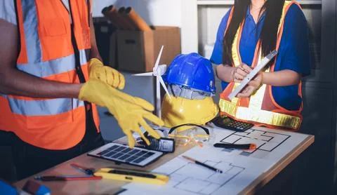 Two technicians inspect server racks in data center with tablet and fiber o.. Foto stock