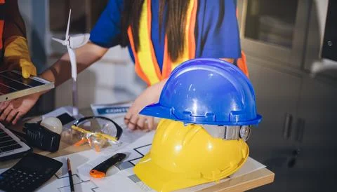 Two technicians inspect server racks in data center with tablet and fiber o.. Foto stock