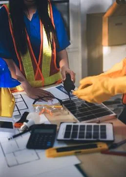 Two technicians inspect server racks in data center with tablet and fiber o.. Foto stock