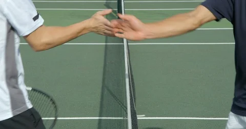 Two Tennis players 'Five'each other over the net. 库存影片 101280471