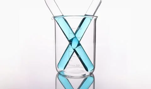 Two test tubes with unprotected liquid in a glass beaker Foto stock