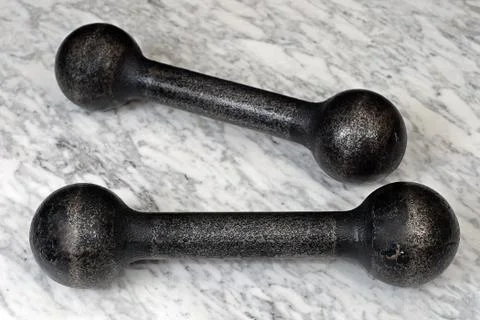 Two three-kilogram dumbbell on a marble table, exercise muscles, health Foto stock