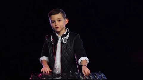 Two thumbs up shows boy playing on vinyl, slow motion Vidéo 75916457