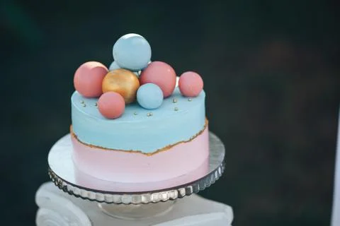Two-tier cake is two-tone, the bottom of the cake is pink and the top is blue Stockfoto's