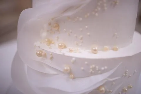 Two-tiered white wedding cake. Close-up 스톡 사진