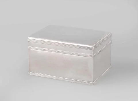 Two tins. The rectangular (A) and the round (b) drum both have a hinged li... Foto stock