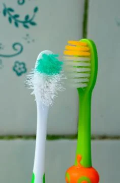 Two toothbrushes look at each other in the bathroom. Foto stock