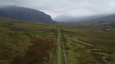 Two Trail Runners Running in the Mountains of Snowdonia Eryri 库存影片 229312401