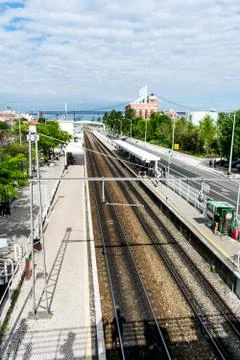 Two train tracks next to a staion platform with people on it 库存照片