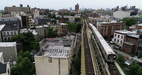 Two trains passing above Broadway in Brooklyn Vidéo 91993065