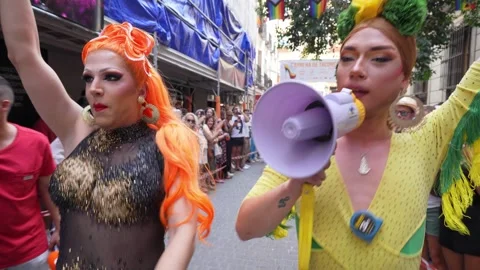 Two trans women performance, entertaining the audience during heels race, 4k 스톡 동영상 244883098