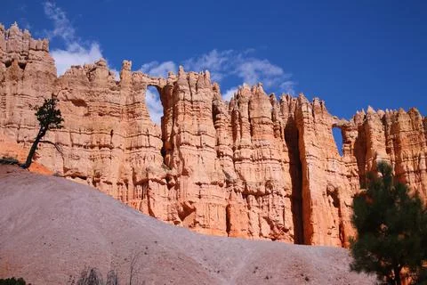 Two triangular windows naturally designed by the red rock hoodoos of the Bryc Foto stock