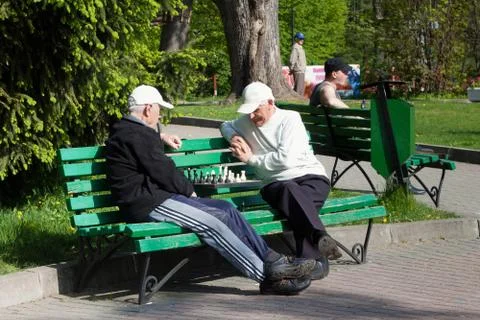 Two unknowns elderly men playing of the chess Foto stock