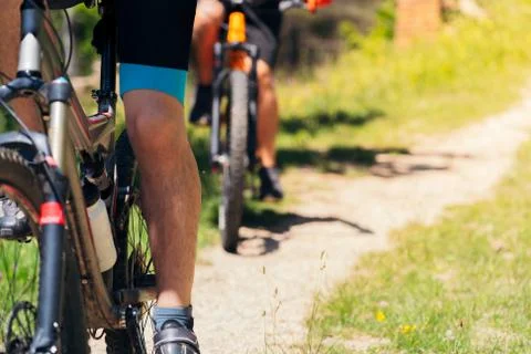 Two unrecognizable cyclists riding mountain bike Foto stock