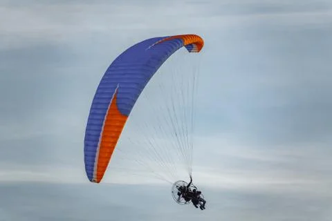 Two unrecognizable persons in paragliding 스톡 사진