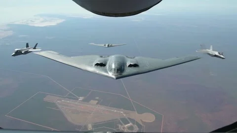 Two U.S. Air Force B-2 Spirit aircraft flying with two RAAF F-35A Lightning II's Vidéo 201928213