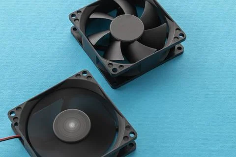 Two vector computer fans rotating and off on blue background, Foto stock