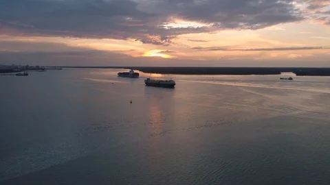 Two vessel moving in 4k video Vídeos de archivo 126922305