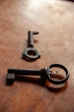 Two vintage skeleton keys on a rustic wooden background Foto stock